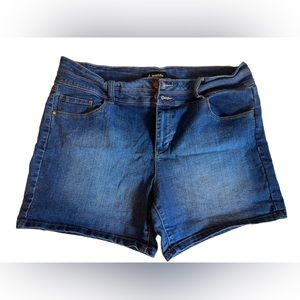 D Jean Women’s Mid Rise Denim Short. Size 12 Color Blue.